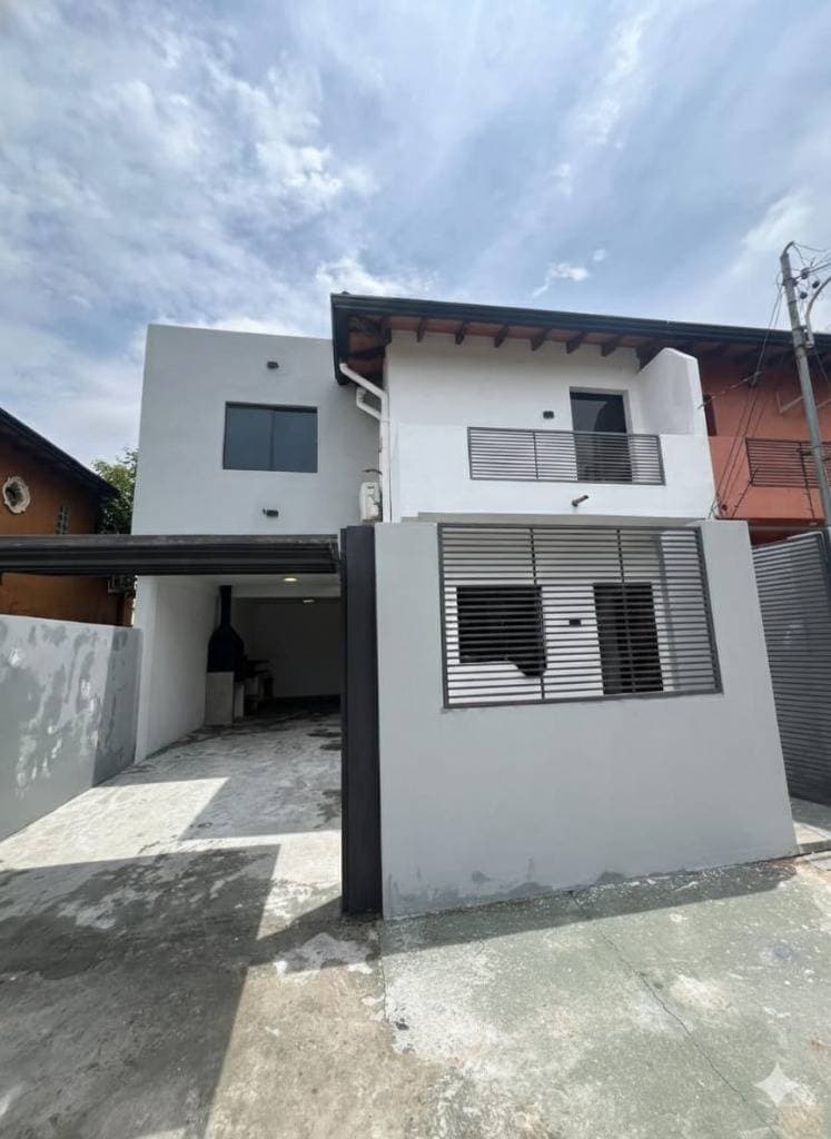 Dúplex de 3 dormitorios en alquiler – Villa Elisa Centro
