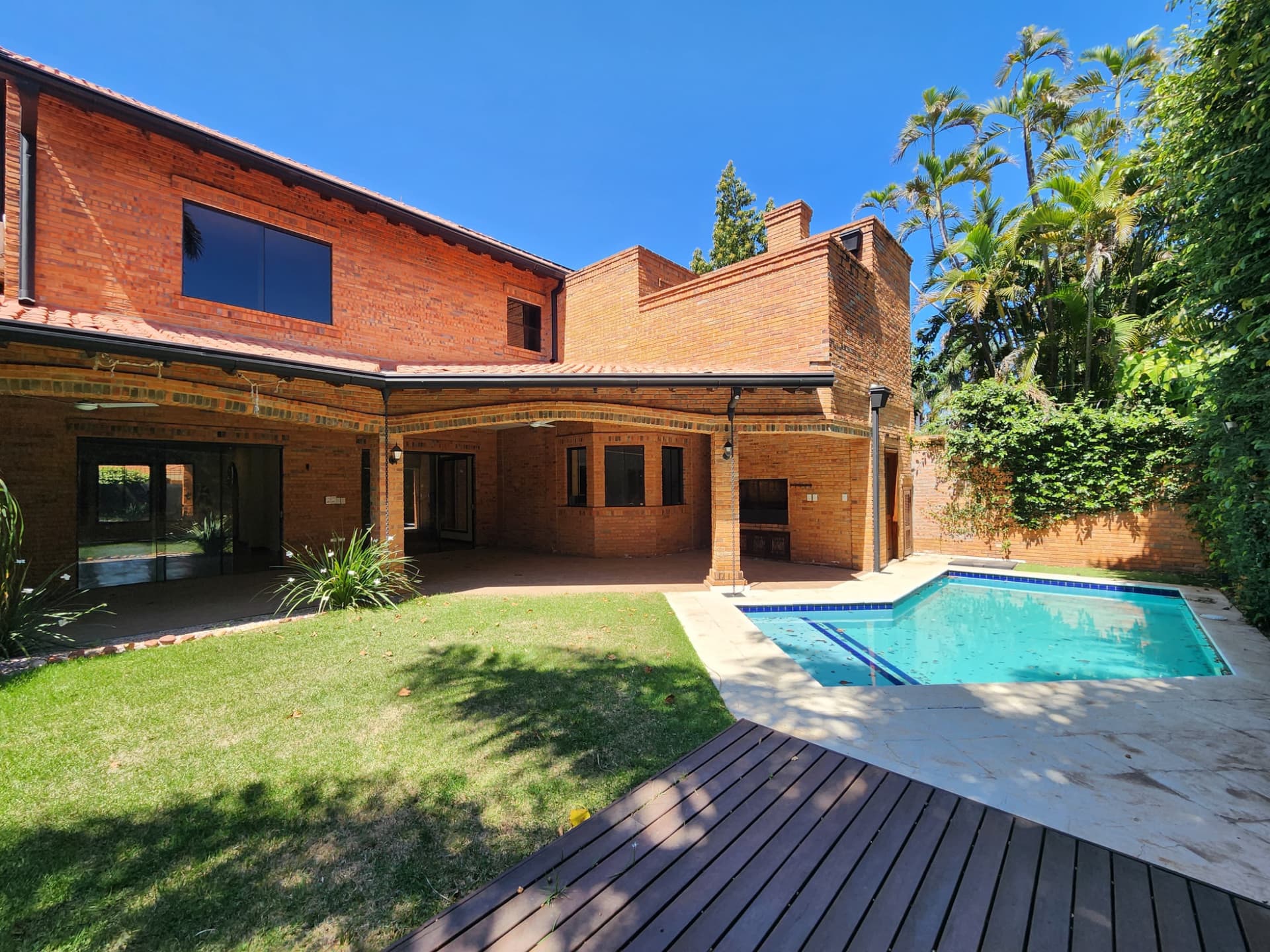 Alquilo hermosa residencia 3 suites barrio mcal. Estigarribia*