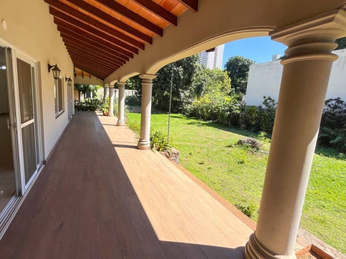 amplia residencia en barrio mcal. Estigarribia 1500 m2, foto 4