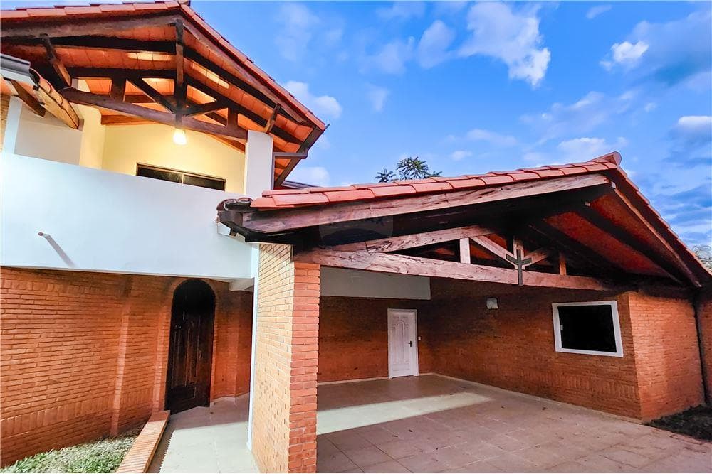Vendo amplia residencia zona Pinedo shopping