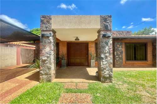 Casa-venta-maneco galeano entre sauce y boqueron, cuarto barrio, Luque