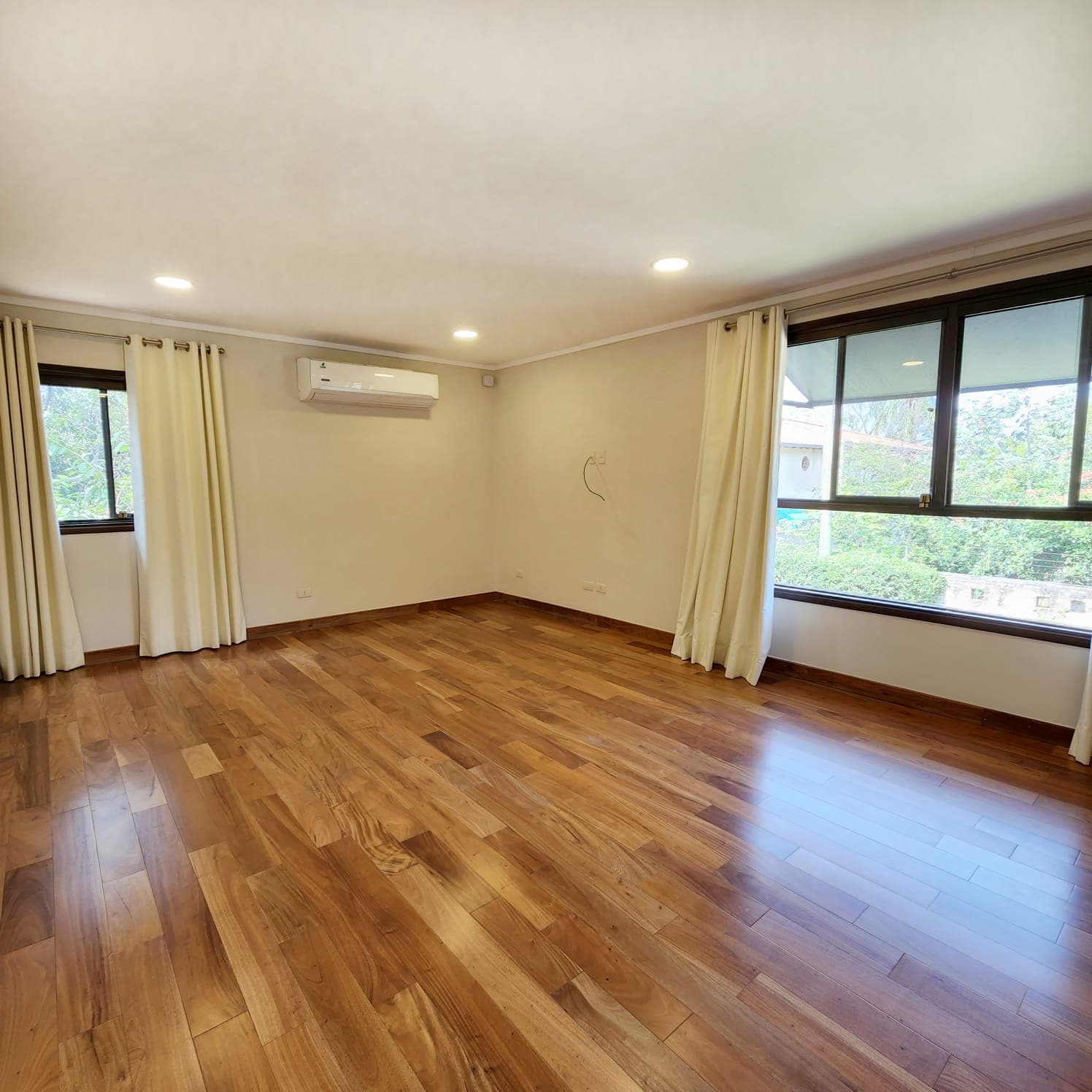 *en alquiler hermosa&nbsp;casa&nbsp;en condominio cerrado en ycua sati, foto 5
