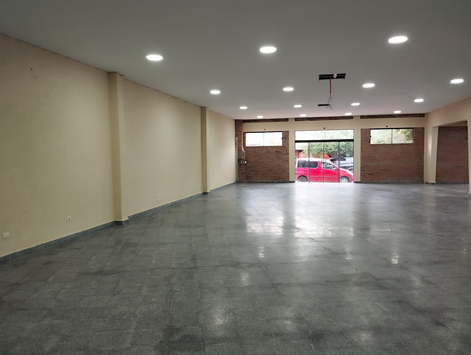 En alquiler amplio salon a estrenar San Lorenzo, foto 4