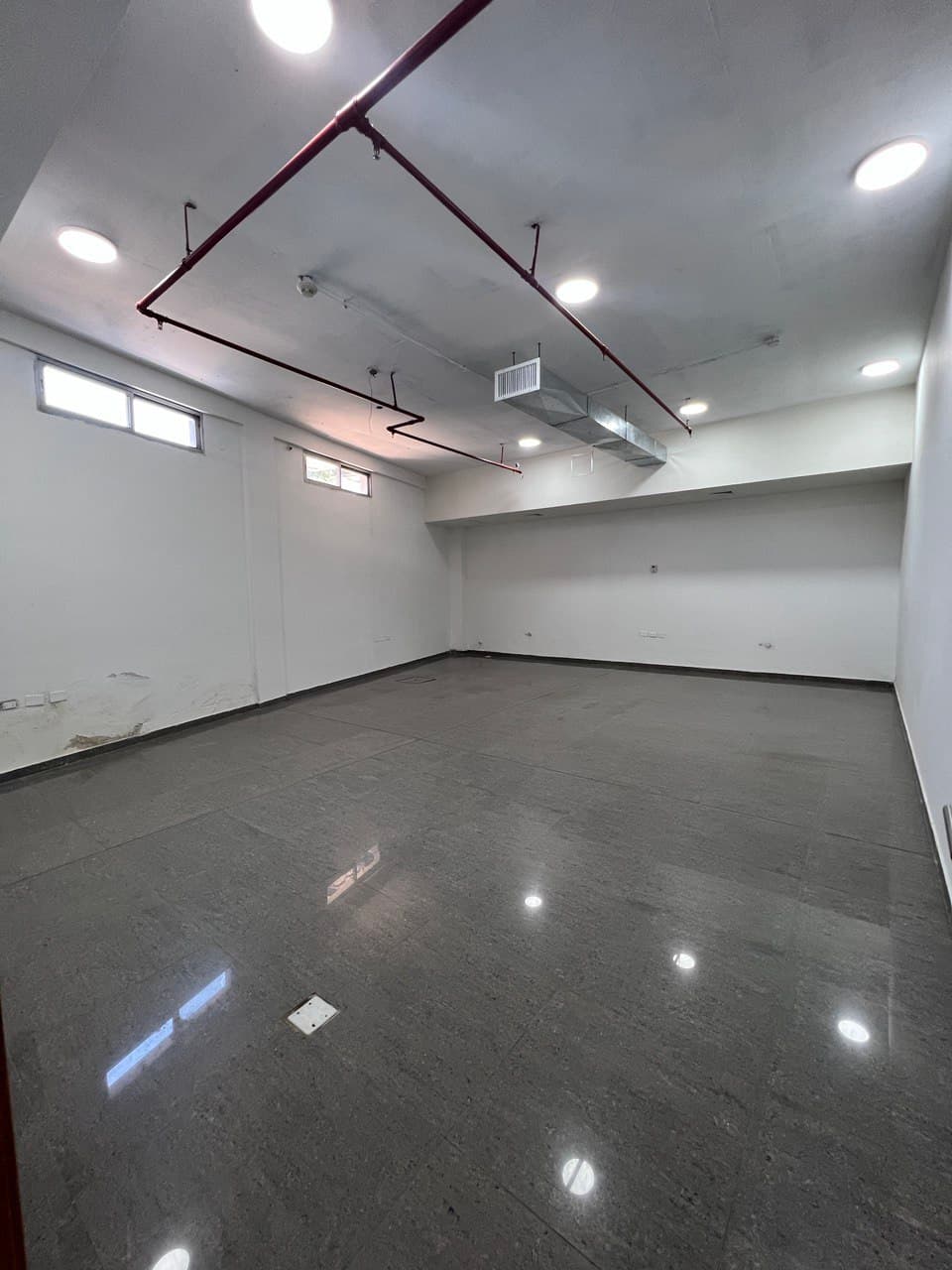 Imponente edificio corporativo con oficinas y estacionamientos sobre avenida artigas zona distrito perseverancia — foto 4