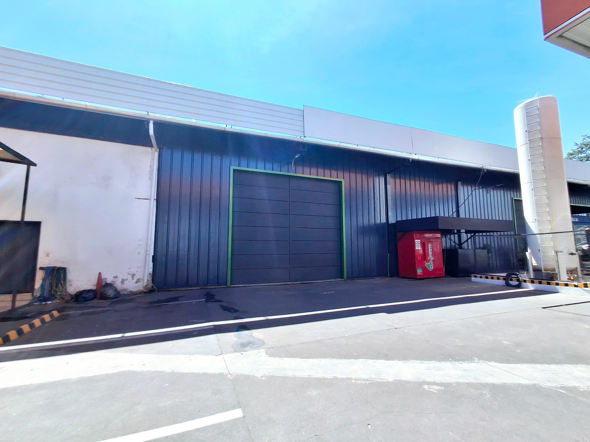 Alquilo amplio tinglado de 1.100 m2 sobre acceso sur