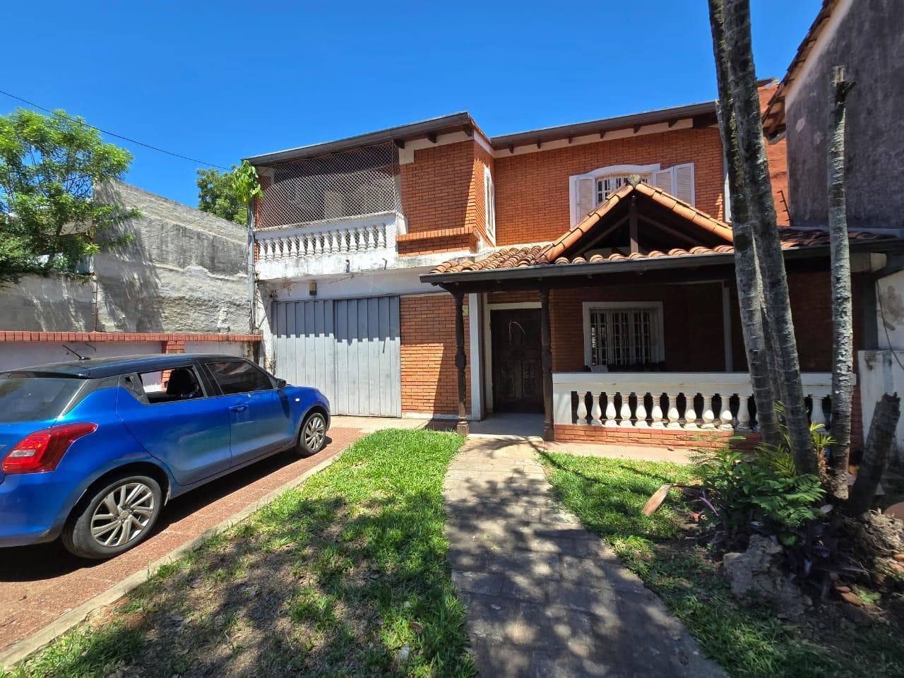 VENDO AMPLIA CASA con solida construccion y excelente ubicacion