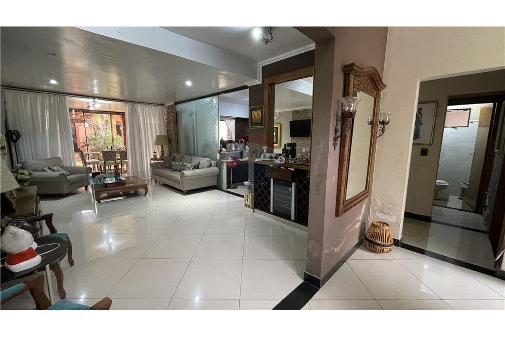 Importante Residencia en Fernando de la Mora Z.N, foto 2