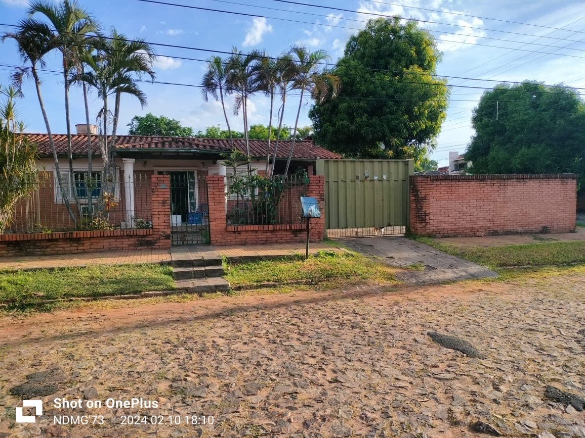 Vendo casa en esquina en lambare