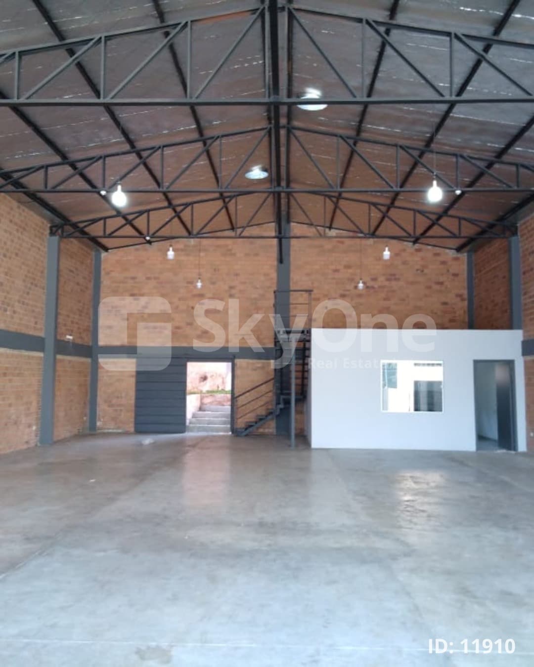 amplio salón comercial en Vila Elsia a cuadras de acceso sur, foto 1
