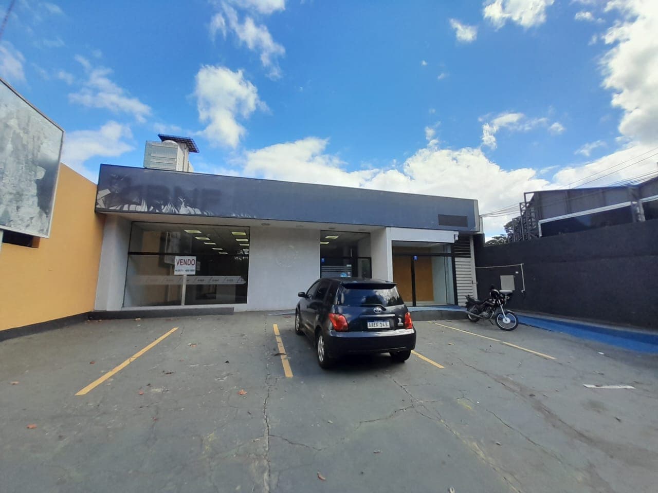 Vendo salon comercial en asuncion barrio Villa Morra. Cod. 059