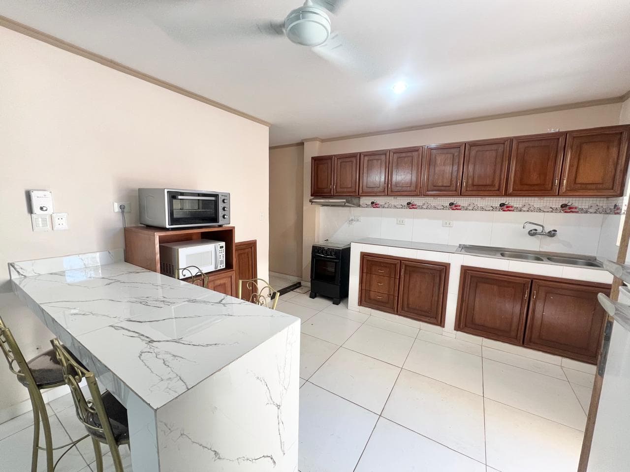 En Alquiler Amplia Casa Amoblada De 3 Pisos En Barrio Carmelitas A338, foto 3