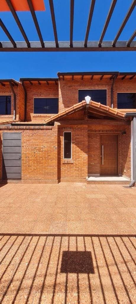 Alquilo duplex en Luque zona rakiura