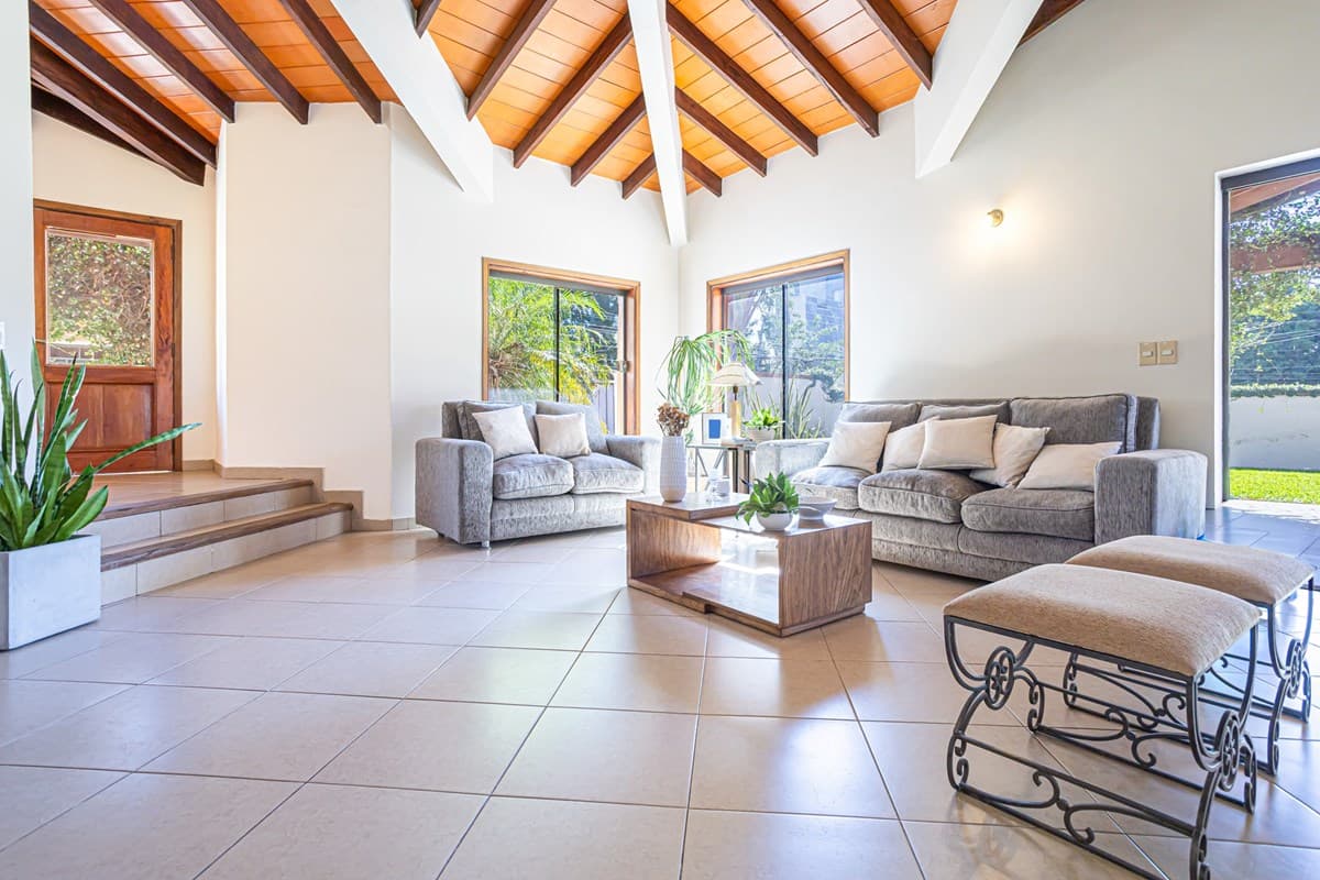 En venta hermosa casa en lambare barrio kennedy