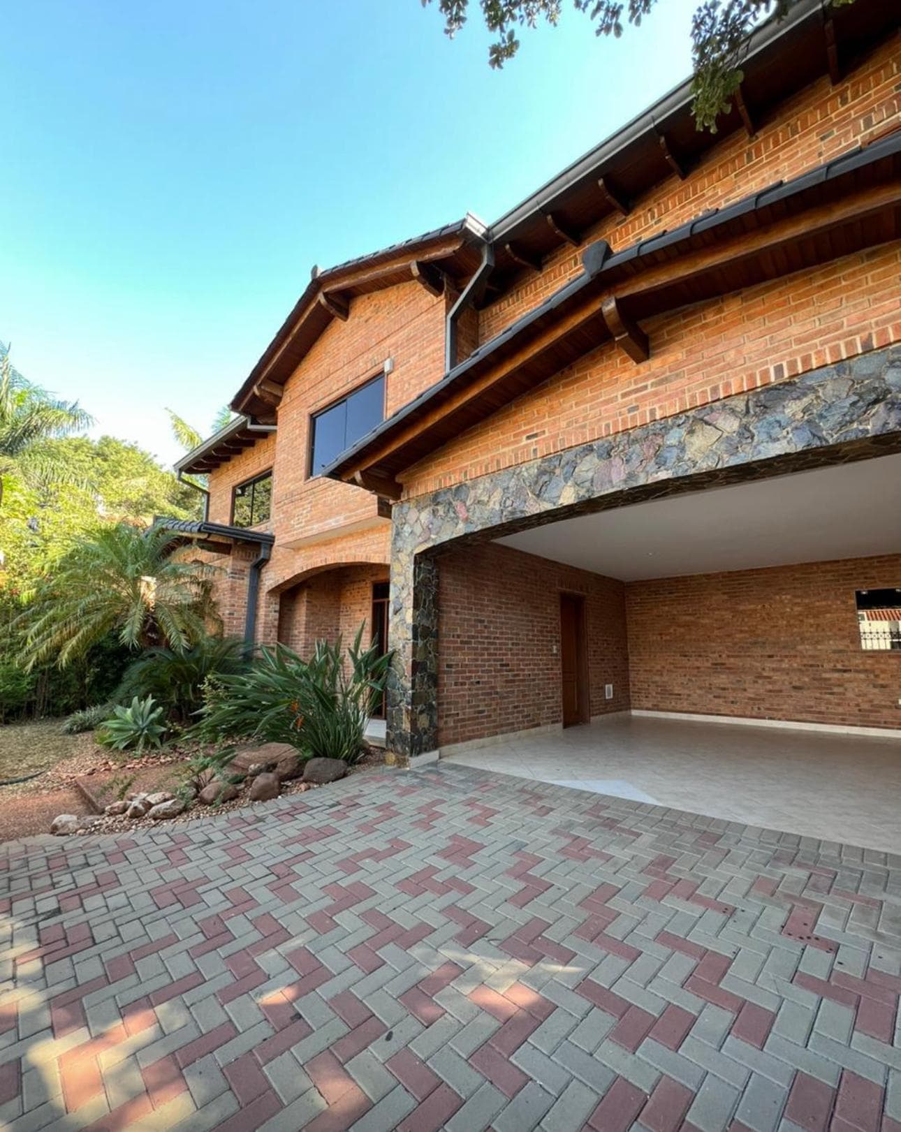 Alquilo Hermosa Residencia de 3 Habit en Suite en Mburucuya