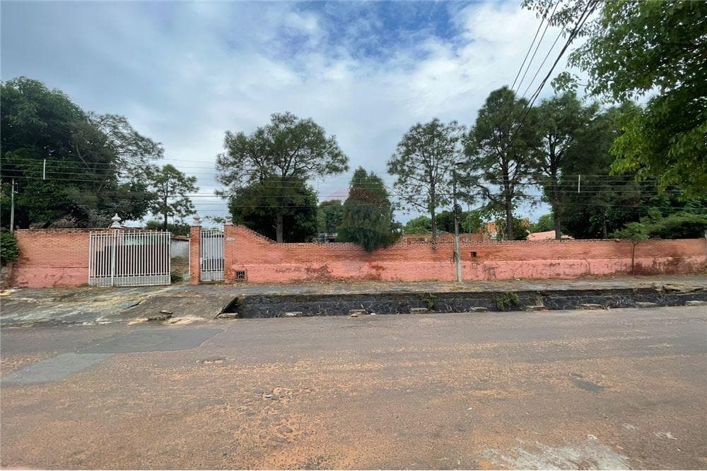 Vendo amplio terreno en lambare zona yacht club