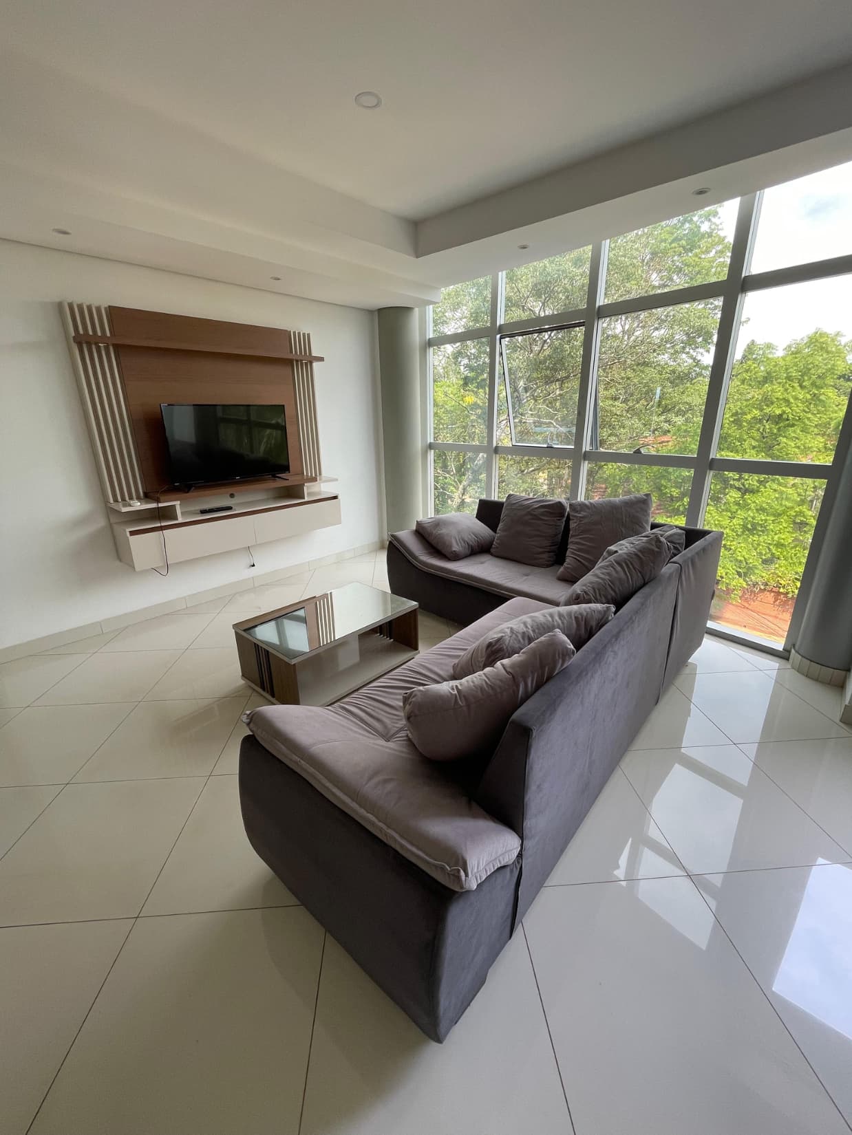 Villamorra, en alquiler depto amoblado de 2 habitaciones en suite, con cochera