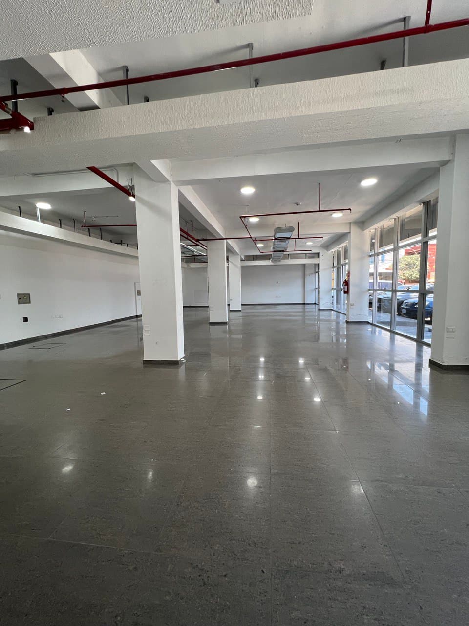 Prestigioso edificio corporativo zona avenida artigas distrito perseverancia con oficinas y estacionamientos lugar de alto transito vehicular — foto 3