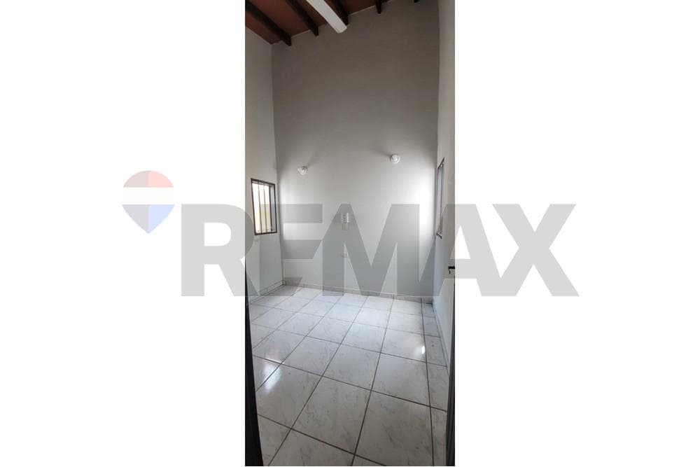 Casa - Alquiler - Luque, Central, Paraguay, foto 3