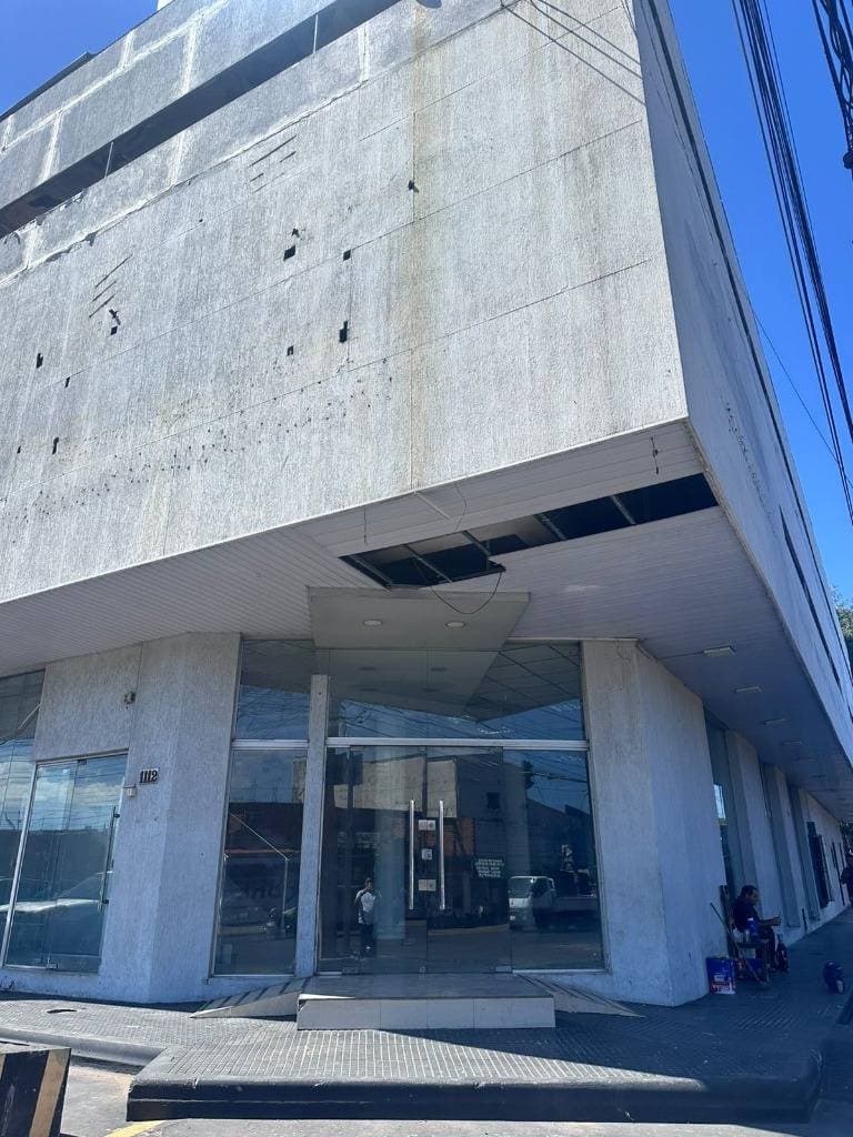 Edificio en esquina con amplio local comercial y oficinas, foto 3