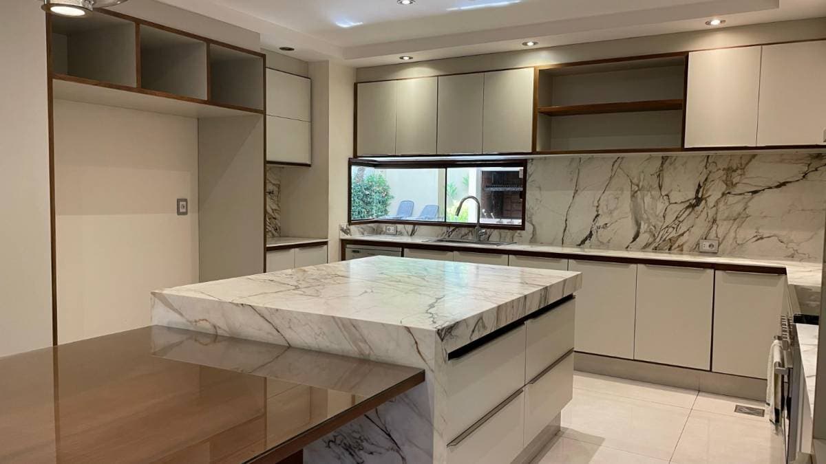 Amplia residencia con 5 suites a pasos del shopping del sol - id 32464, foto 4