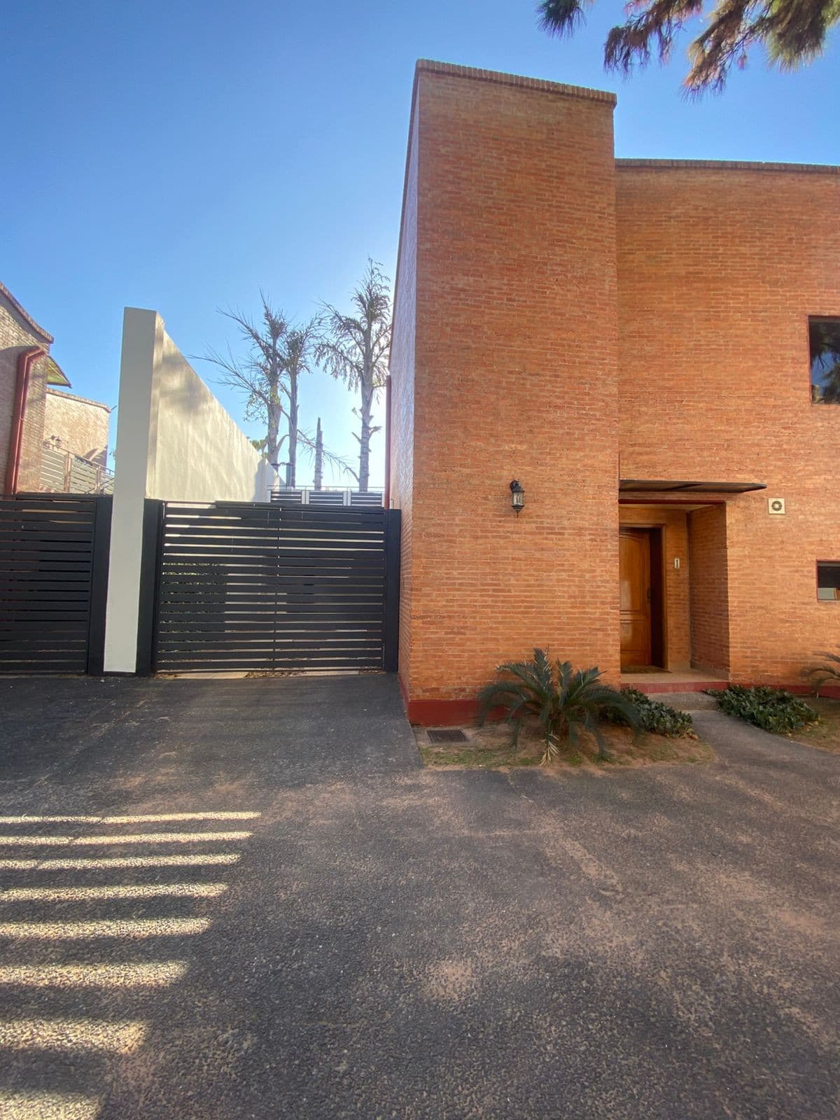 Residencia en condominio pacheco-barrio los laureles-asuncion, foto 1