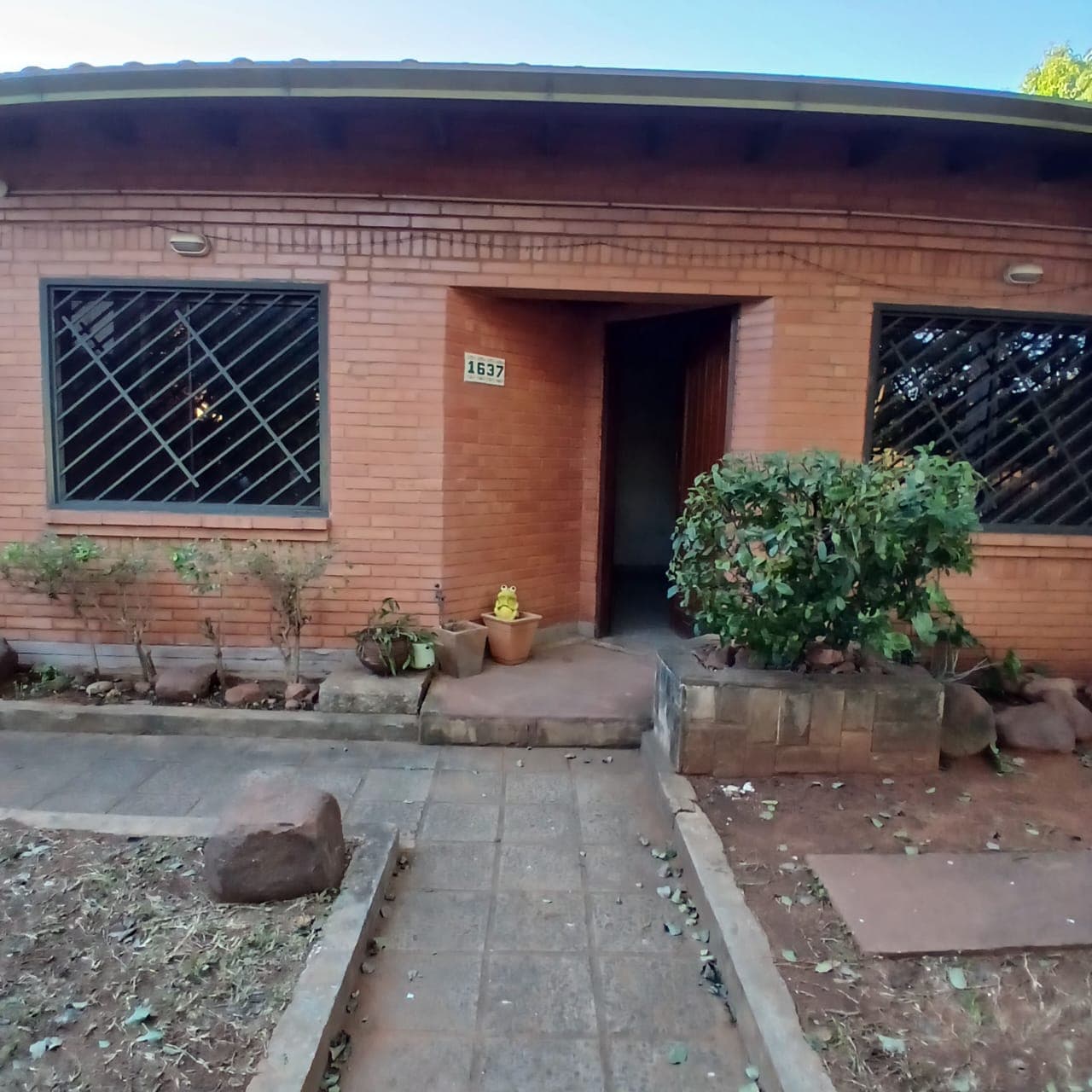 Alquilo casa en lambare
