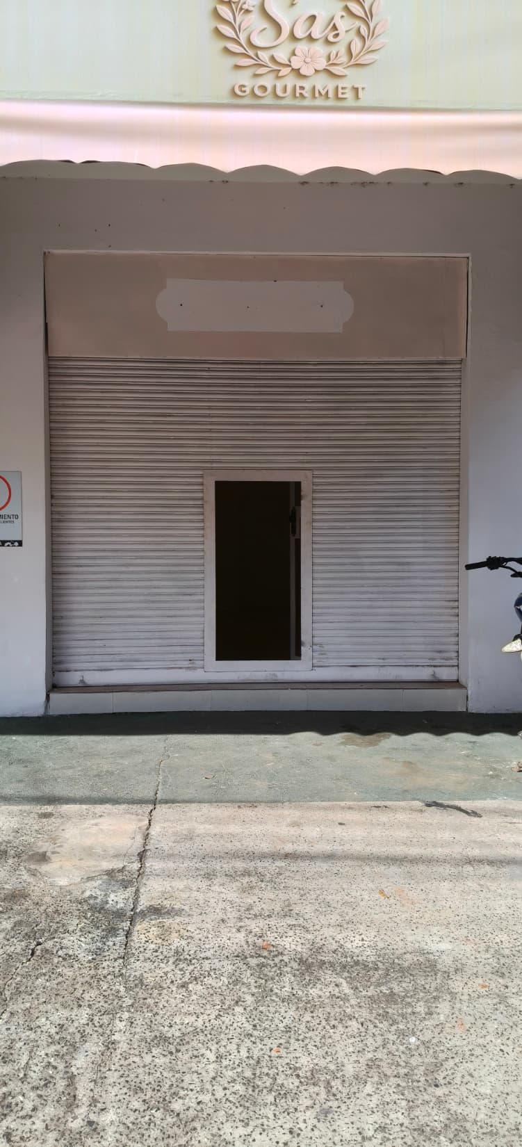 Alquilo salón comercial en barrio san vicente