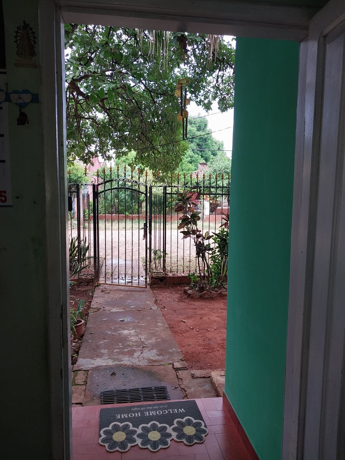 Casa con amlpio terreno en el centro de itauguá, en es, foto 5