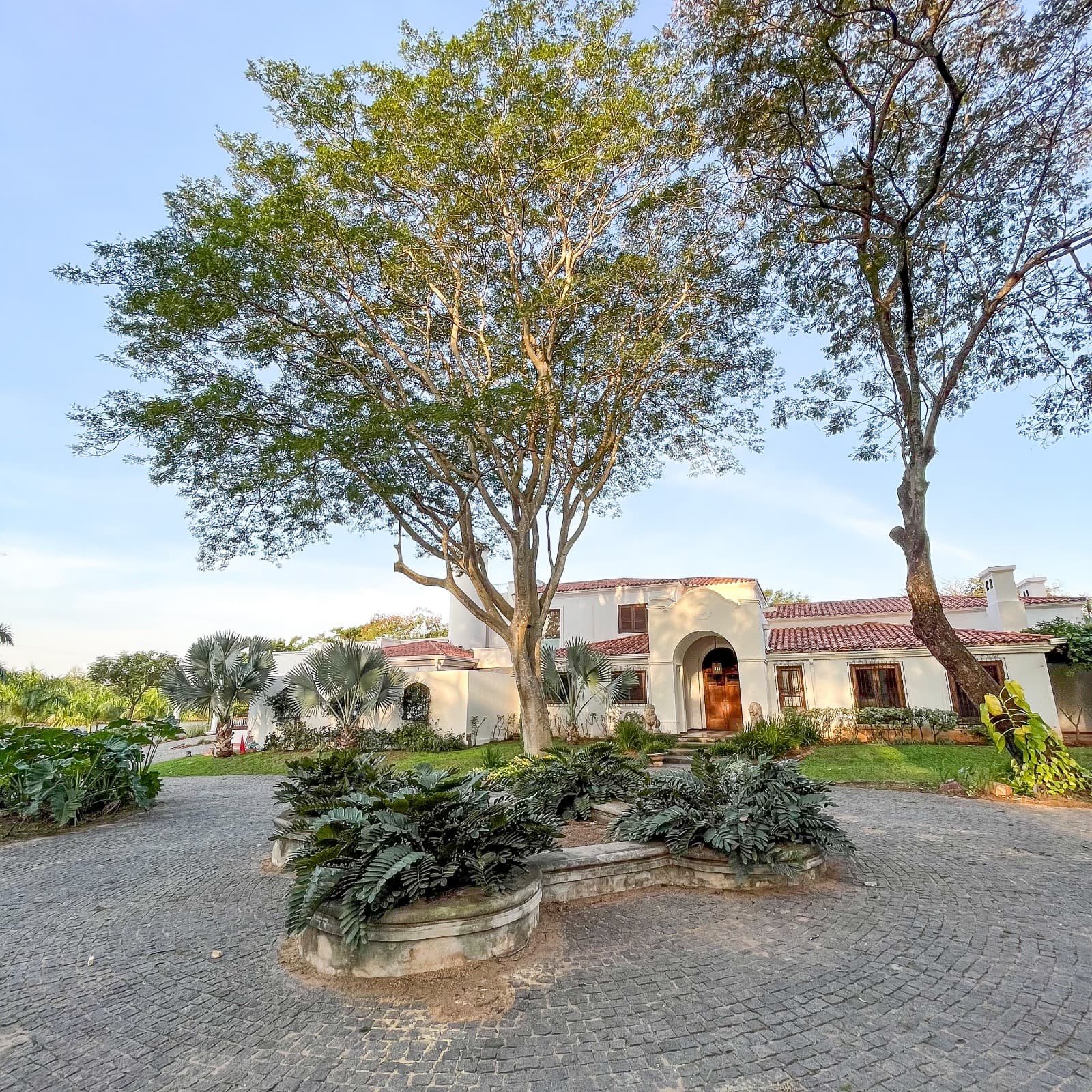 En venta – exclusiva residencia de lujo en surubi’í, foto 1