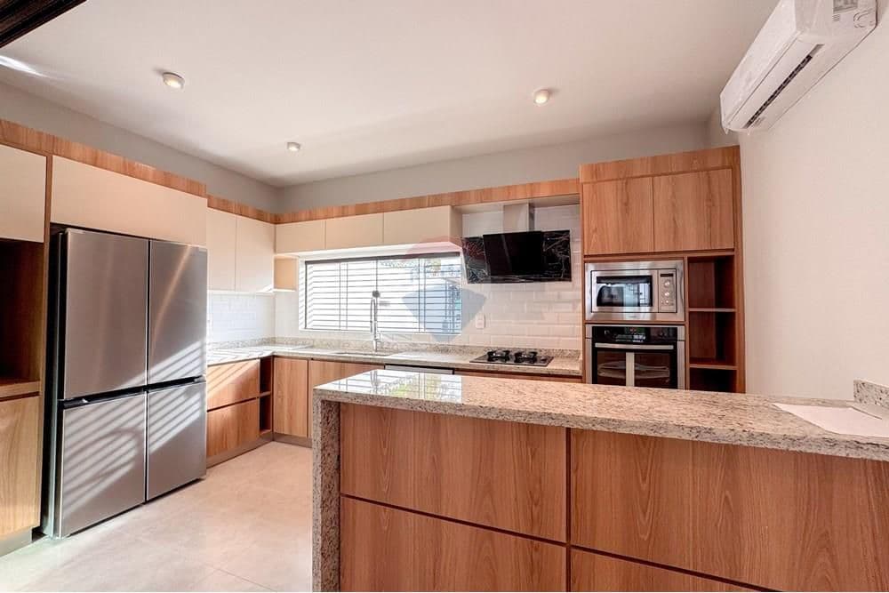 En venta casa pareada de 3 suite zona shopping mcal lopez, foto 3