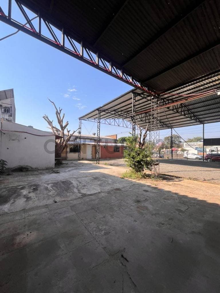 Amplia propiedad sobre avenida madame lynch en barrio Herrera, foto 3