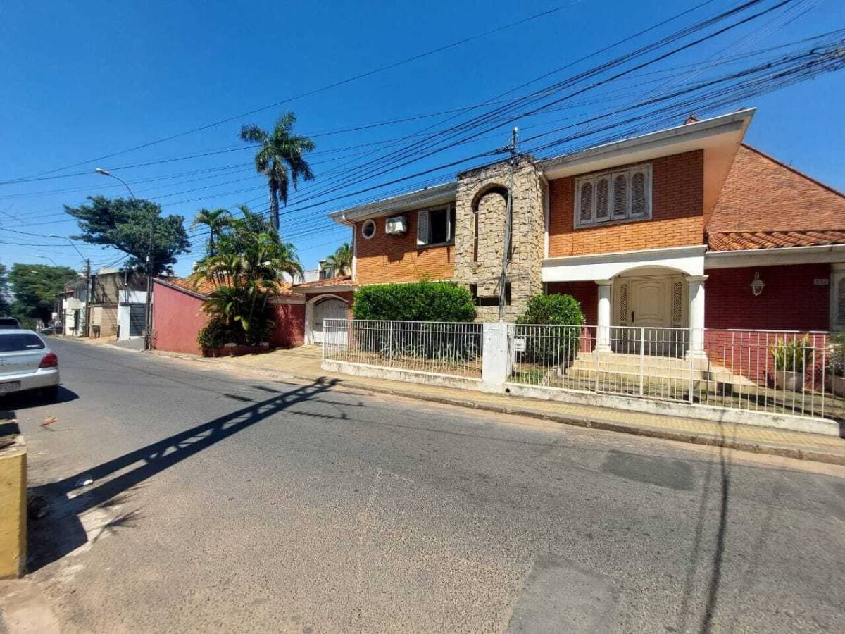 Vendo casa en esquina - Villa Morra