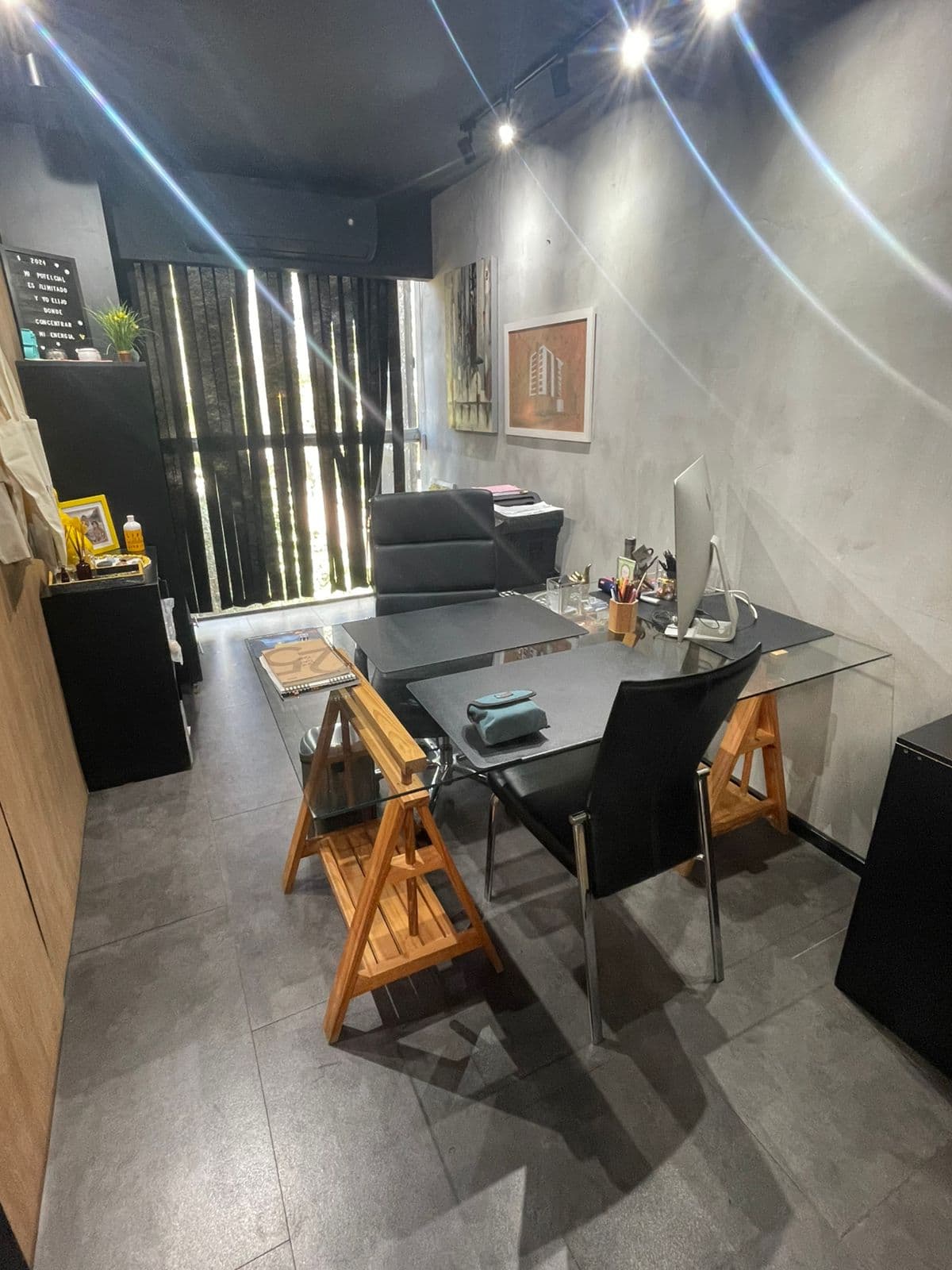 Edificio de oficinas de 3 pisos con depósitos amplios, foto 1