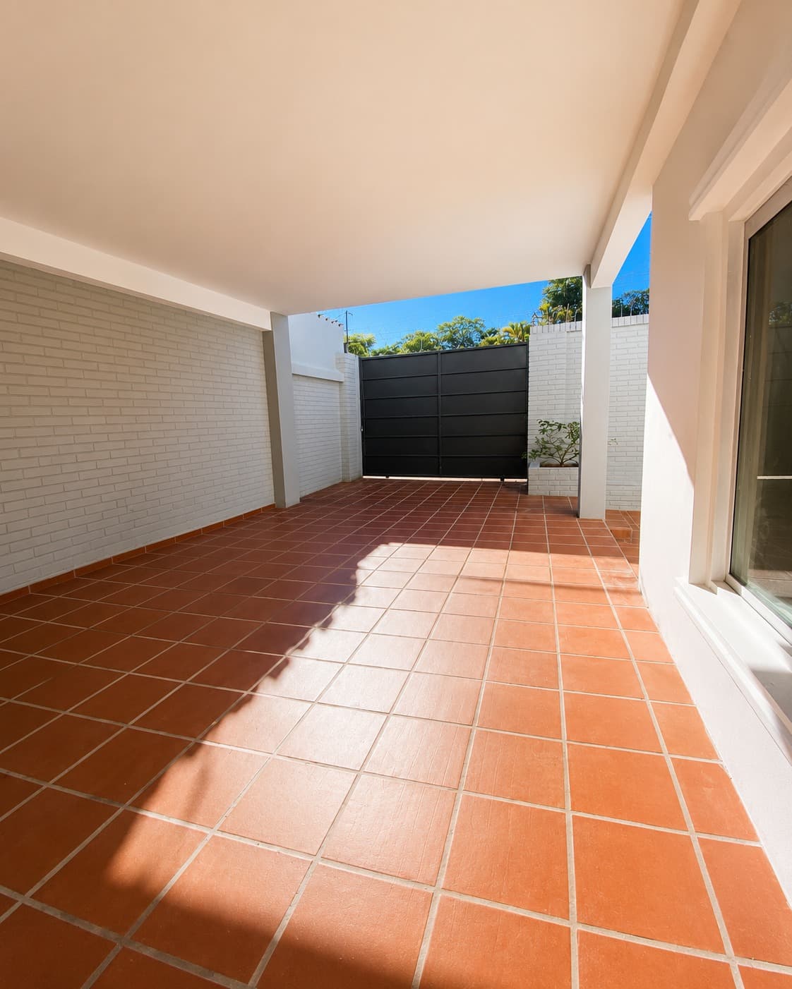 Casa de 3 Dormitorios con Quincho y Terraza – Zona Félix Bogado, foto 3