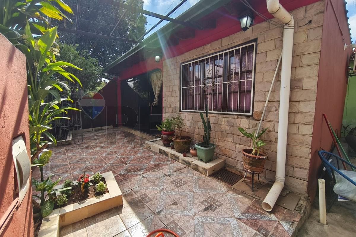 Ubicada sobre la calle Amistad c/ Jardin Botanico del Barrio Las Mercedes — foto 4