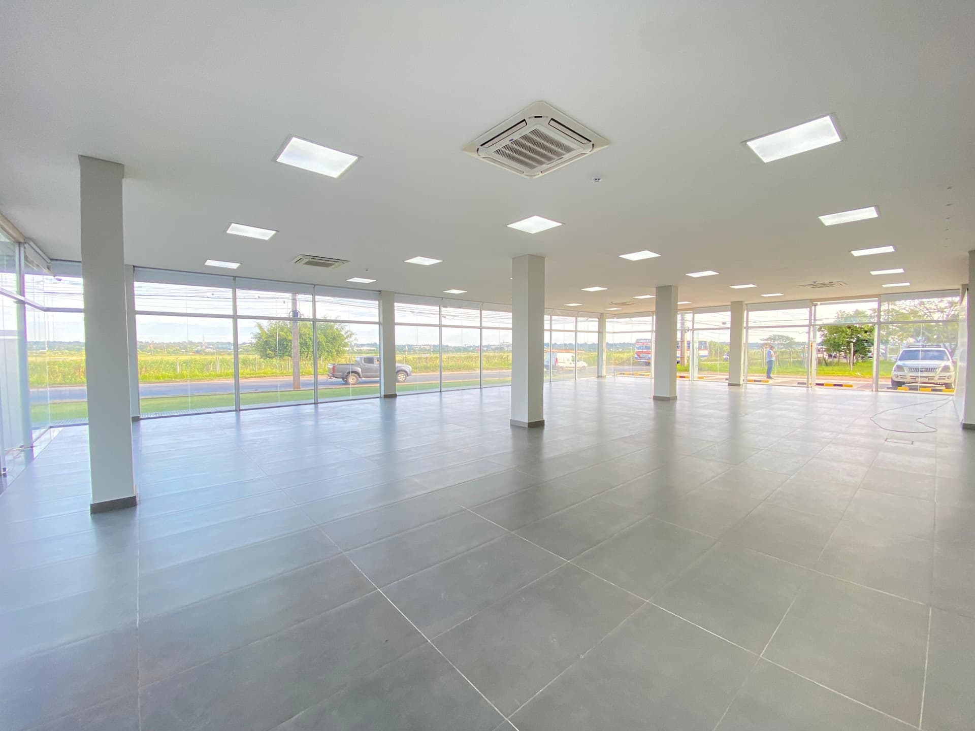 En alquiler Showroom cerca del Aeropuerto Silvio Petirossi