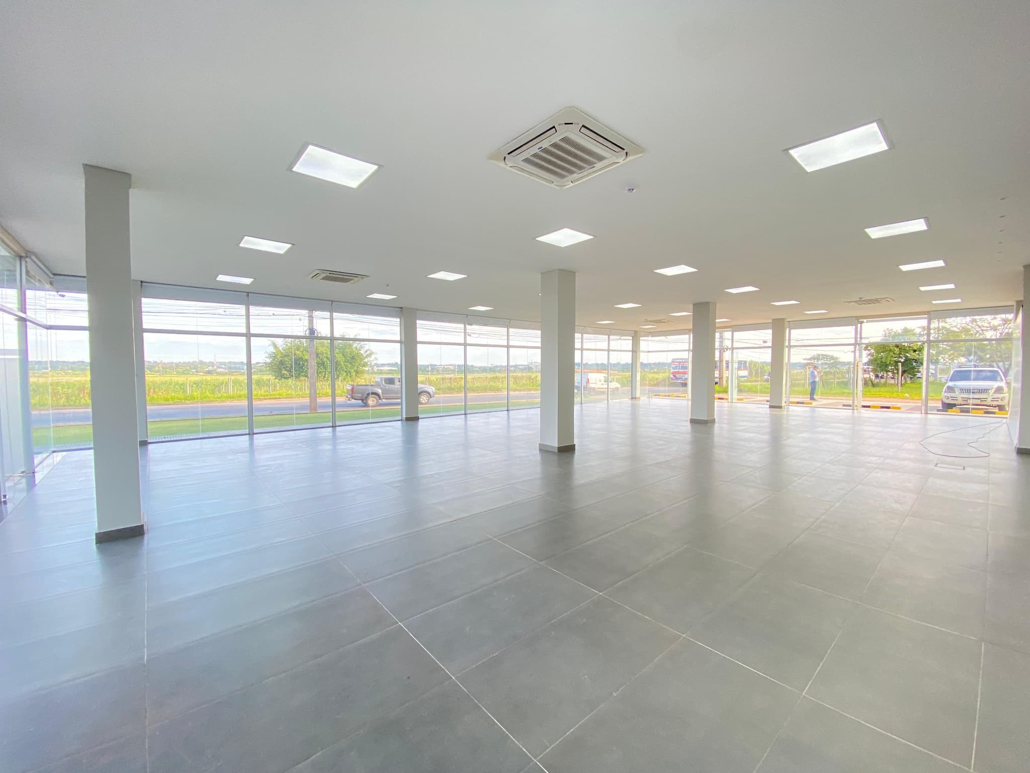 En alquiler Showroom cerca del Aeropuerto Silvio Petirossi