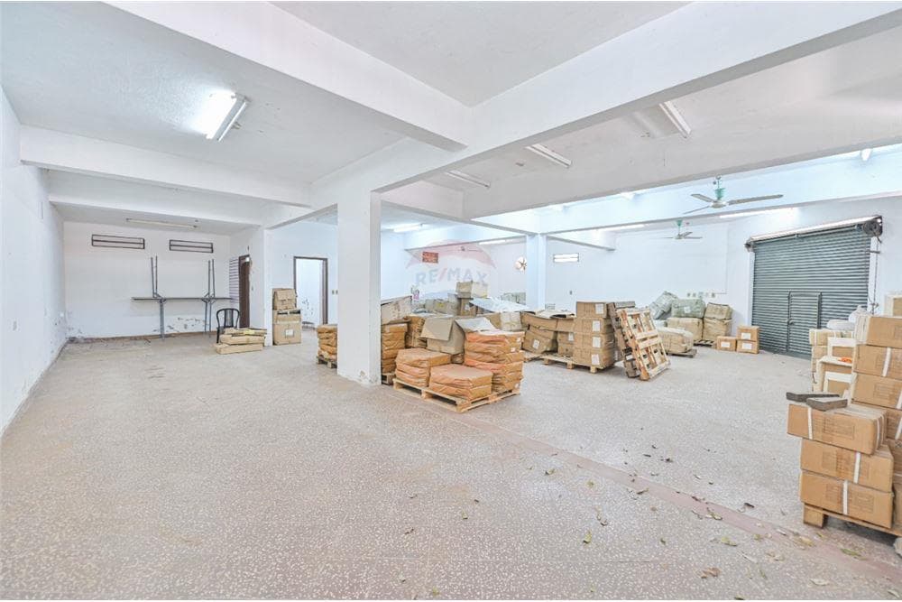 En Venta! Casa y Depósito, en esquina. Lambaré, foto 2