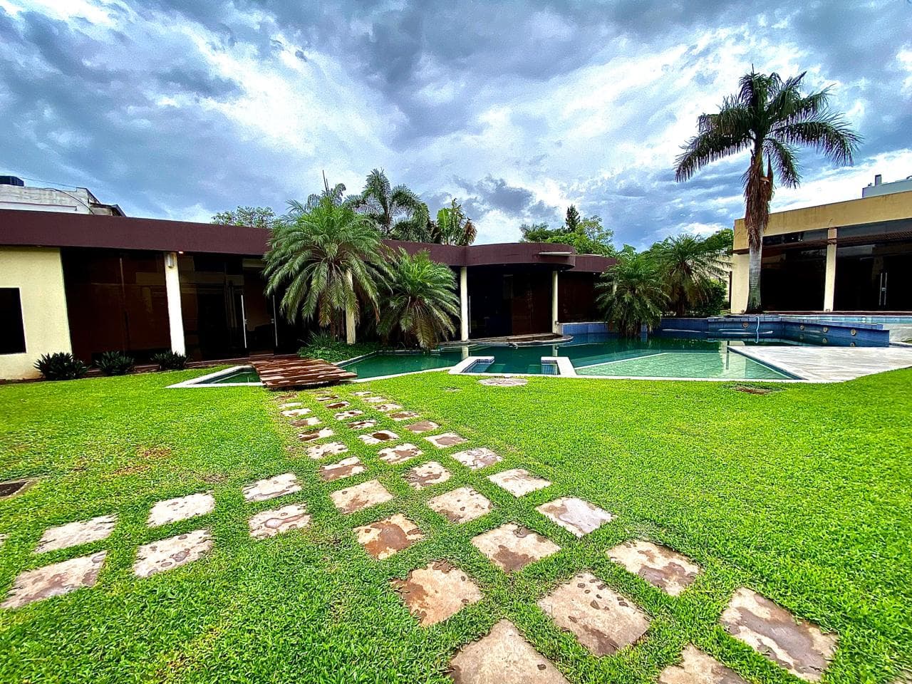 impresionante residencia de lujo en el codiciado barrio de Los Laureles m2 4700