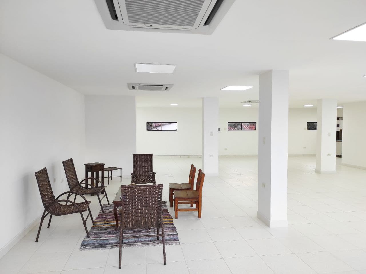 Se alquila amplio salón para uso de oficina o show room, foto 2