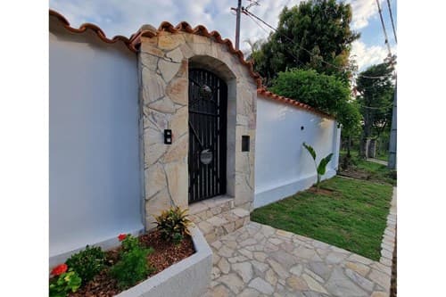 Casa en esquina en San Bernardino barrio colón