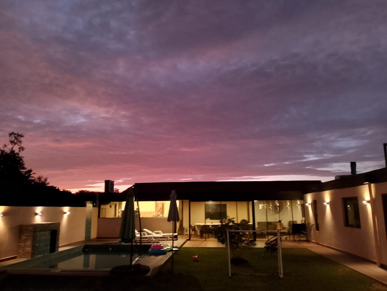 San Bernardino: Moderna Casa Con Piscina Y Quincho, foto 1
