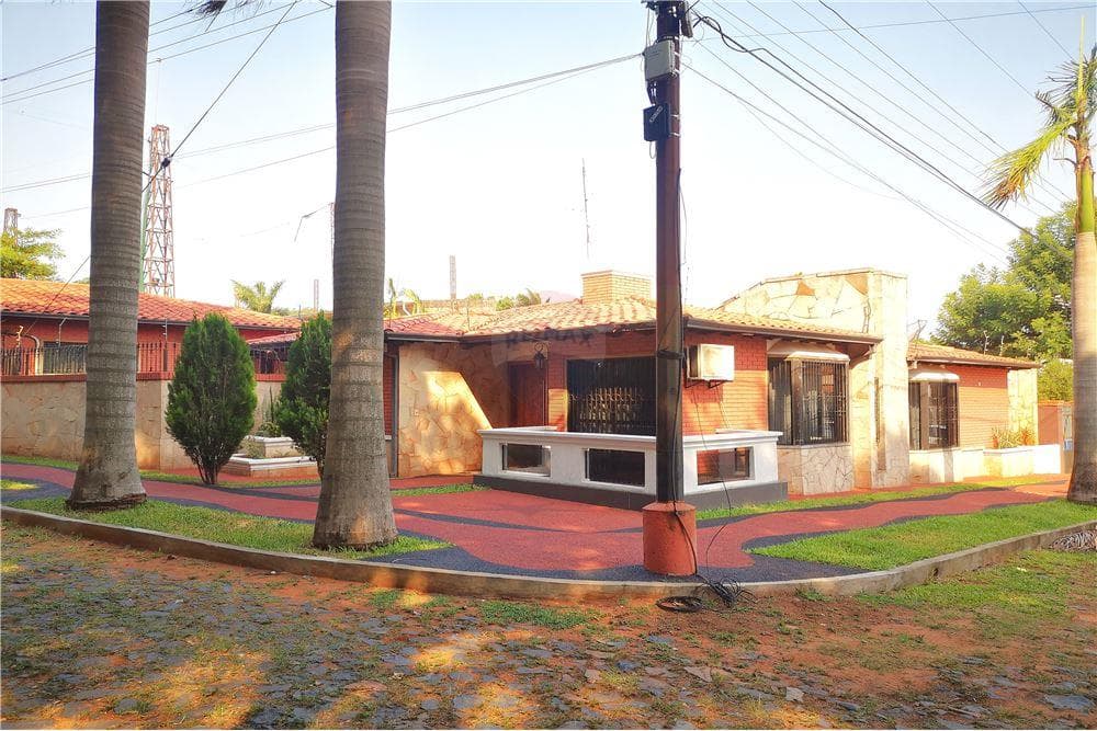 Casa en esquina de finas terminaciones y jardin