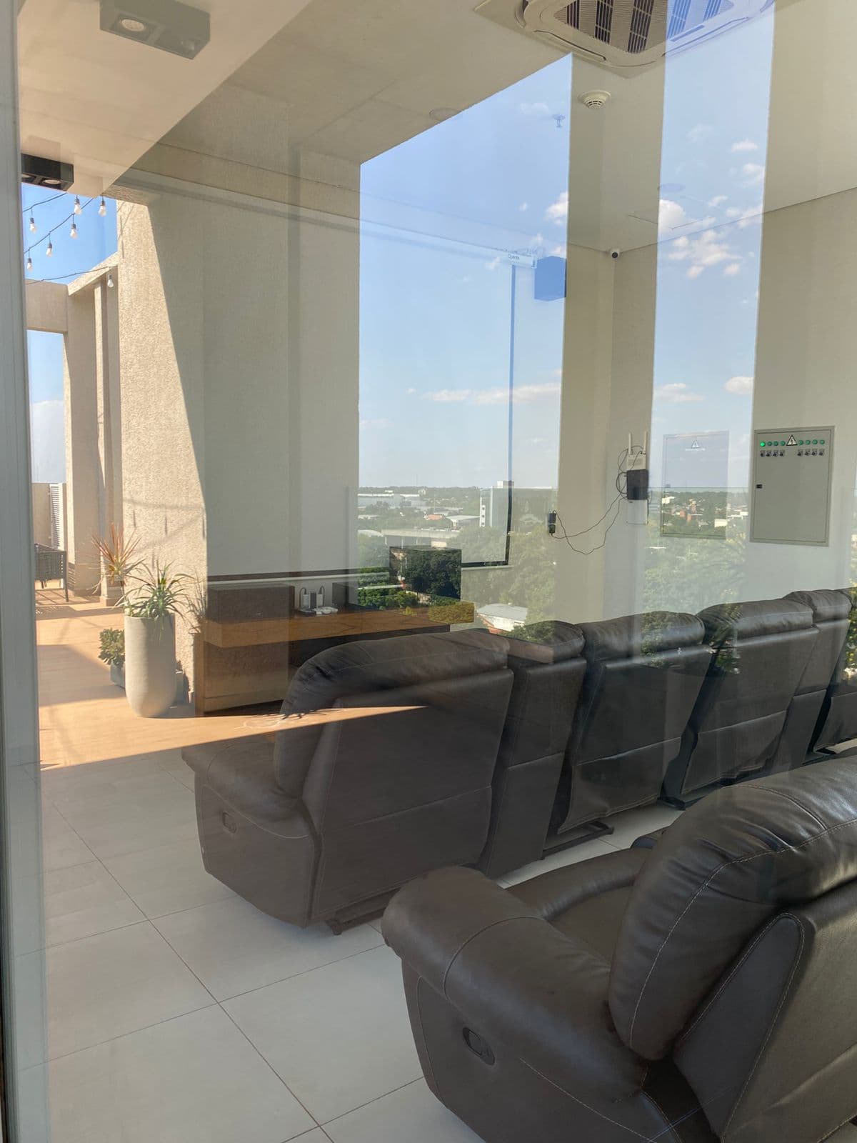 Departamento amoblado de 2 habitaciones en los laureles tower — foto 4