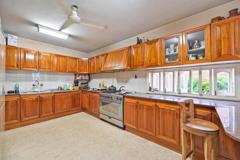 En Venta Amplia Residencia en el barrio Mariscal Estigarribia, Asunción, foto 4
