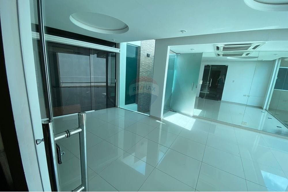 Esta hermosa casa PREMIUN ubicada en Luque, foto 3
