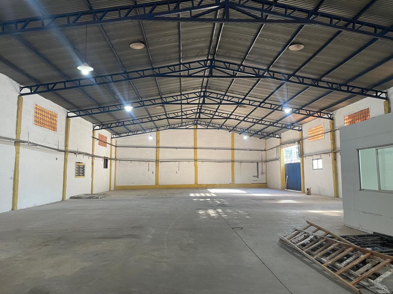 Importante deposito en el centro de Luque, foto 5