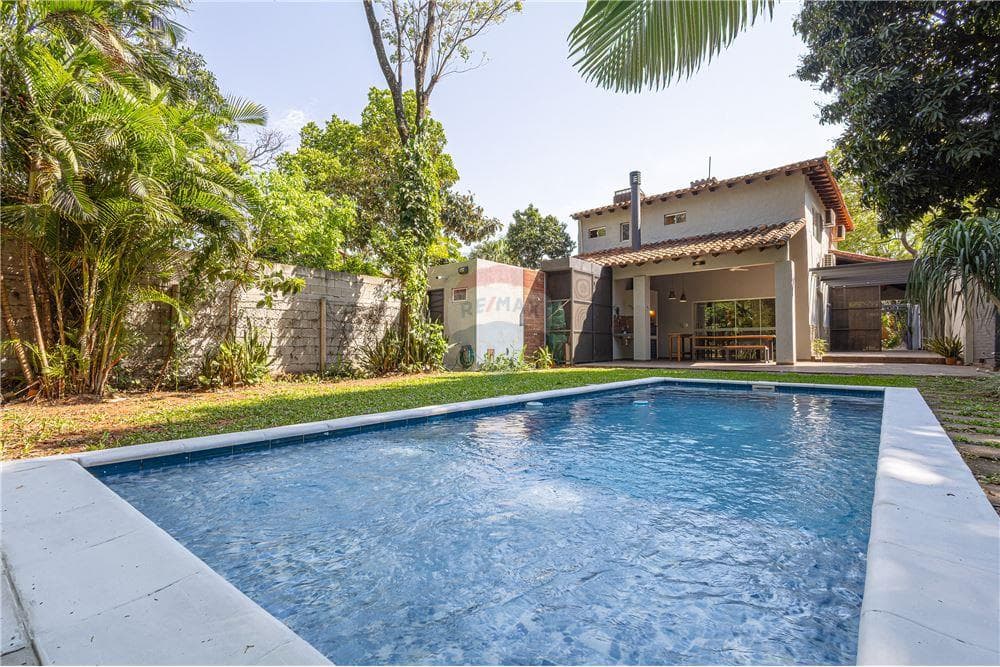 Vendo hermosa casa en zona Conmebol, Luque