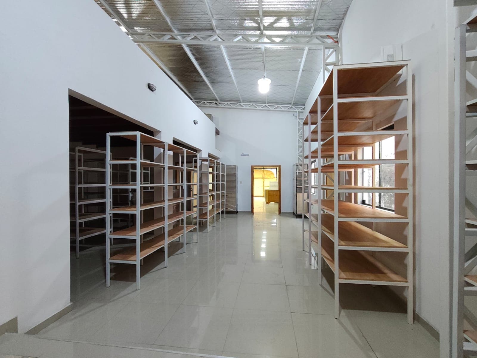 Salón comercial amoblado a estrenar sobre la av. Artigas, foto 5