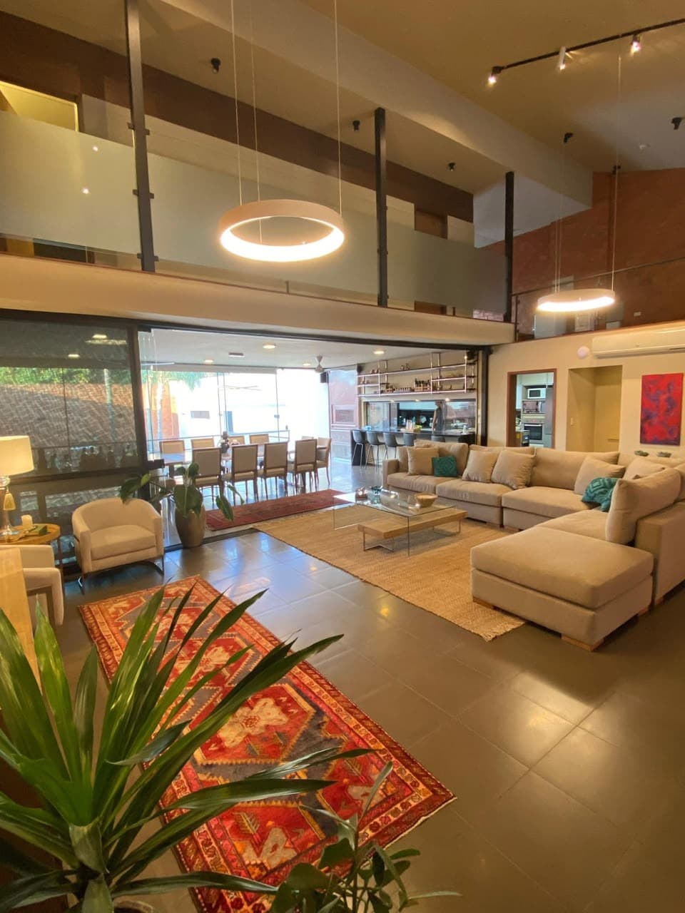 Vendo exclusiva residencia en ycua sati